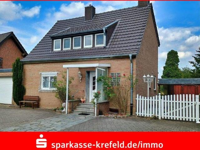 Einfamilienhaus mit zwei Garagen
