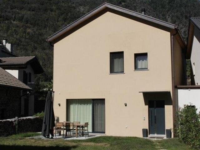 Einfamilienhaus mit 5.5 Zimmer,Garten und Terrassen Casa unifamiliare di 5.5 locali con giardino e terrazze