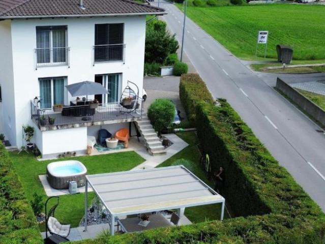 Einfamilienhaus mit 6,5 Zimmern, Garten und grosszügigen Räumlichkeiten