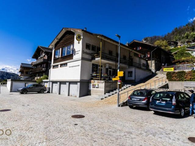 Einkaufsladen, grosses Restaurant mit Terrasse, Wohnung auf 2 Etagen, Garagen und Bauland im Herzen von Mund