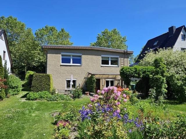 Einladendes, gepflegtes Haus mit liebevoll angelegtem Garten und weiterem Baupotenzial