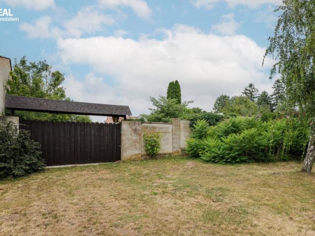 Einmalig Attraktives Wohnhaus mit Traumgarten, Pool, Garagenplätzen und Großen Nebengebäuden