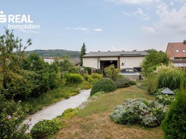 Einmalig attraktives Wohnhaus mit Traumgarten, Pool, Garagenplätzen und großen Nebengebäuden