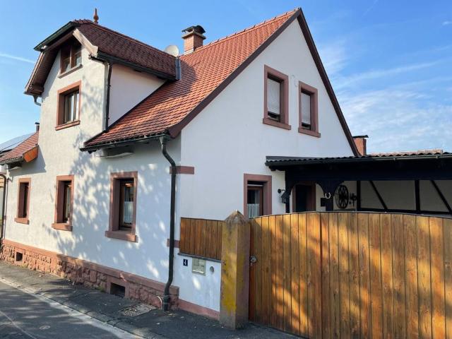 Einmaliges Anwesen Wohnhaus, Pferdeboxen, Nebengeb Top Scheune