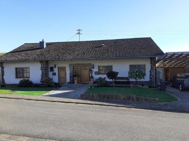 EinMehrfamilienhaus mit Carport und Stellplätzen