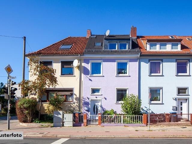 Einseitig angeb. 2 Familienhaus mit Garage und Nebengelass