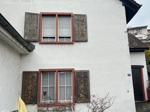 Einseitig angebautes Zweifamilienhaus mit Schopf und Autoabstellplatz