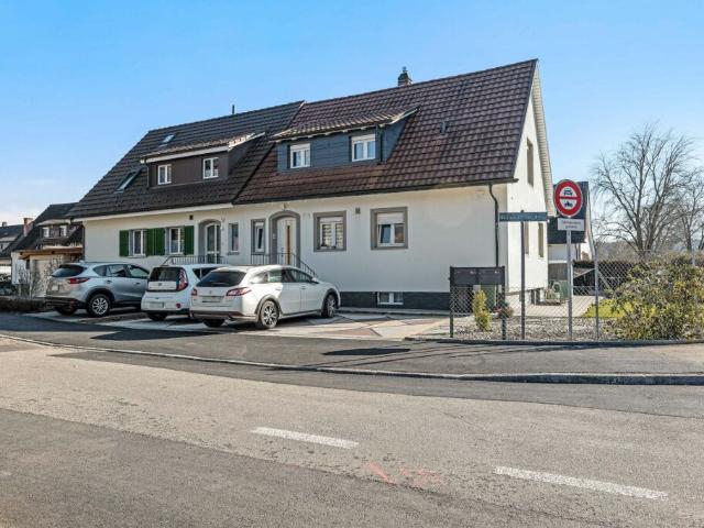 Einseitig angebautes Einfamilienhaus mit Einliegerwohnung