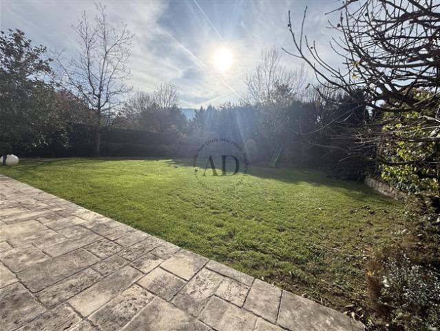 Einstehendes Haus am Stadtrand