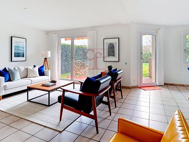 Einstehendes Haus mit 5,5 Quadratfuß. mit Garten
