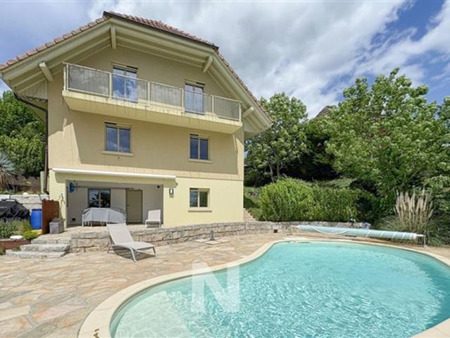 Einstehendes Haus mit 6,5 Zimmern, etwa 170 m² mit Schwimmbad