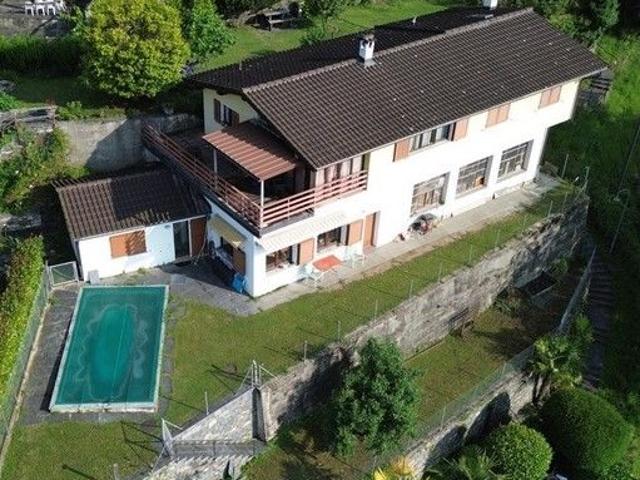 Einstehendes Haus mit Blick auf den See