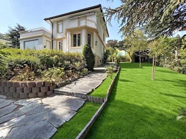 Einstehendes Haus mit Blick auf den See und großem Garten