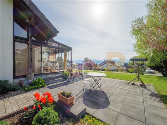 Einstehendes Haus mit Blick auf die Alpen auf einem Grundstück von 1.600 m²
