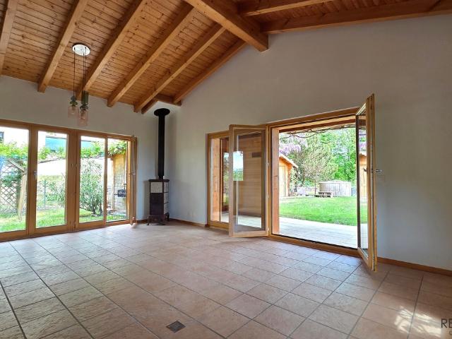 Einstehendes Haus mit großem Garten und Garage