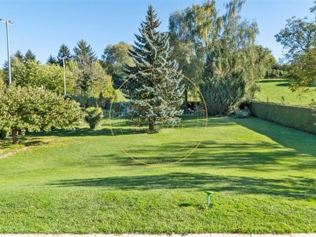 Einstehendes Haus mit einem Grundstück von 2800 m² und Möglichkeit mehrerer Wohnhäuser