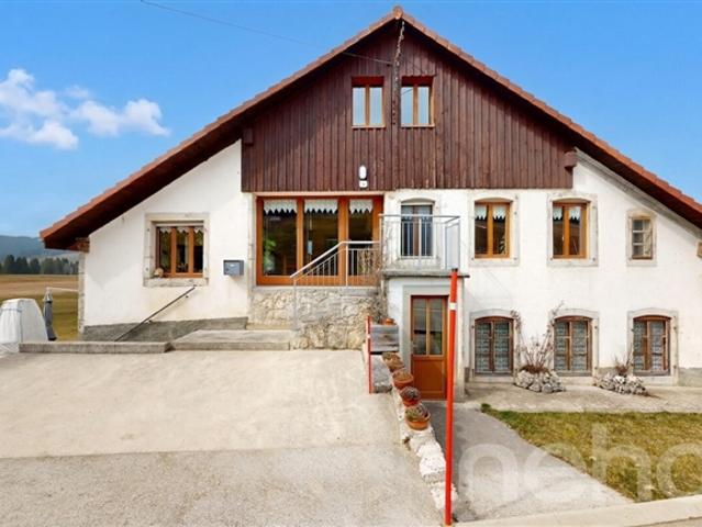Einstehendes Haus mit etwa 380 m², großes Grundstück und Bergblick