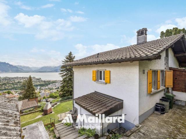 Einstehendes Haus mit offenem Blick auf den See und die Berge