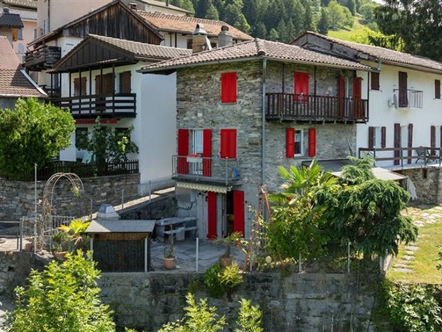 Einstehendes Haus mit wunderschönem See und Bergblick