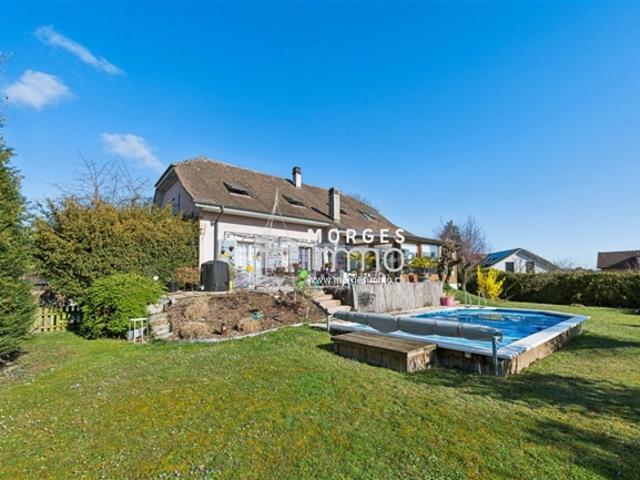 Einstehendes Haus mit zwei Wohnhäusern und Schwimmbad