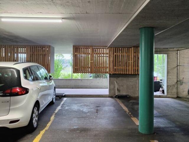 Einstellhallenplatz mit zusätzlichem Vorplatz in zentraler Lage