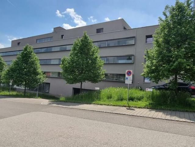 Einstellhallenplatz in Laufen