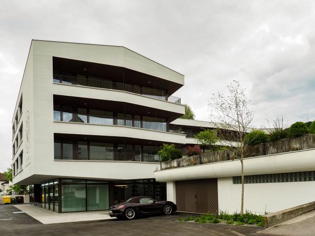 Einstellhallenplatz sowie E Parkplatz zu vermieten