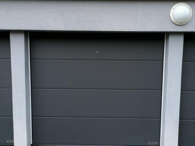 Einstellplatz in kleiner Garage mit lediglich 4 Fahrzeugen