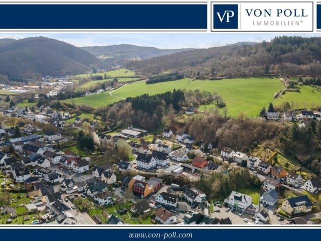 Eifellandschaft: 3 Einfamilienhäuser, Hallen und Carports in Adenau