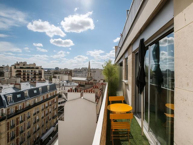 Eiffel Tower Area – Luxury Rooftop Flat with Terrace, View & Optional Parking, Paris 15