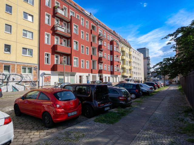 EIGENBEDARF IN 9 MONATEN MÖGLICH * MEDIASPREE / MOD. ALTBAU / VORDERHAUS / BALKON