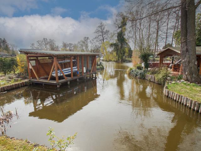 Wasserlage mit Seltenheitswert – stilvoller Bungalow mit eigenem Wasserzugang & Anlegestelle
