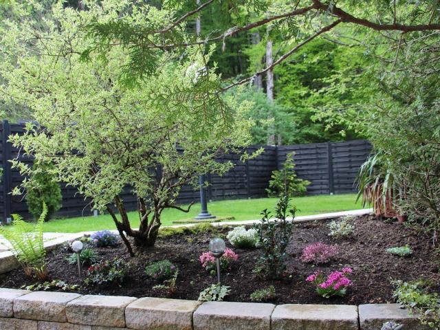 Eigentumswohnung mit eigenem, angeschlossenem Garten entlang des Waldbächleins, allein nur für diese Wohnung, auch für Hund und Katz, in Pinsdorf bei Gmunden