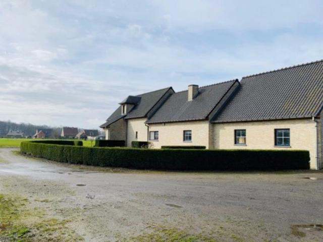 Eilandshoeve te Ruiselede grens Aalter
