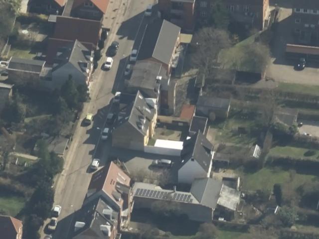 Ejendommen indeholder i alt 8 lejemål fordelt på 6 boliglejemål mellem 50 m² til 83 m² samt 2 udlejede garager