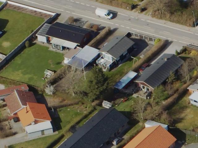 Ejendommen på Gl. Thyregodvej 51 i Brande rummer 136 m² boligareal samt en 60 m² kælder. Det giver huset en