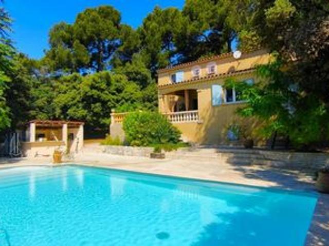 Eoures magnifique Villa sur terrain de 1260 m2 avec piscine et garage