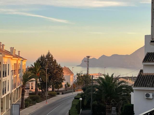 El apartamento cuenta con tres dormitorios espaciosos y 2 ba. 90m² Altea