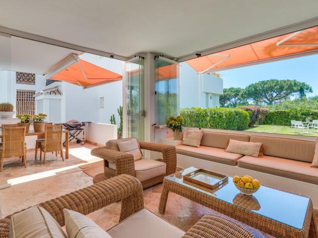 El apartamento de 3 dormitorios está situado en el famoso co. 192m² Marbella