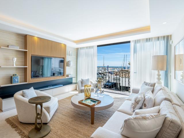 El arte de la sofisticación: Vida en primera línea del puerto en Puerto Banús!