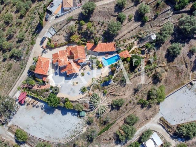 El equipo Expat Real Estate os presenta esta propiedad de ca. 548m² Sayalonga