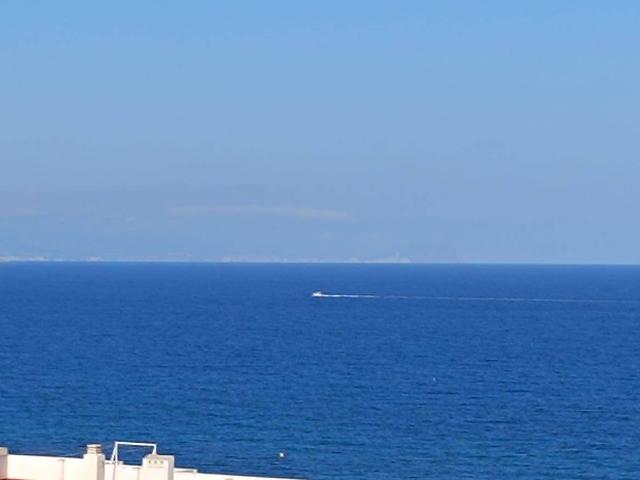 El Mediterráneo a sus pies: Exclusivo piso de 120m2 con terraza panorámica en Arenales del Sol. Precio: 288.000€