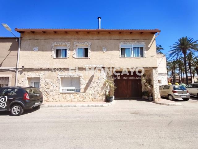 El Moncayo Properties pone a la venta esta fantástica casa d. 392m² San Isidro de Albatera