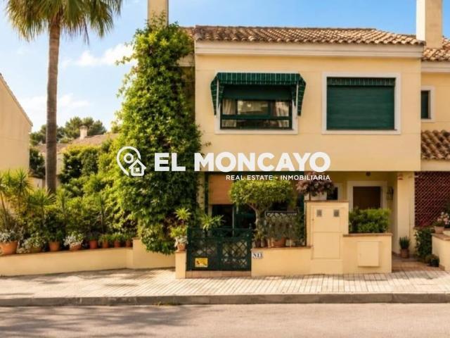 El Moncayo Properties pone a la venta este fantástico adosad. 89m² Orihuela Costa