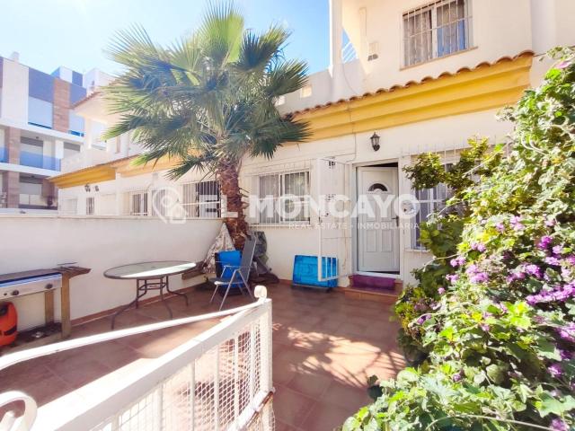 El Moncayo Properties pone a la venta este fantástico adosad. 92m² Orihuela Costa
