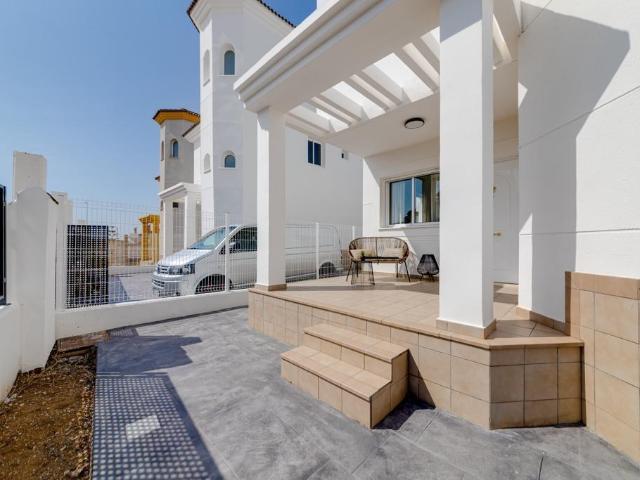 El Moncayo Properties pone a la venta fantásticas villas ind. 109m² La Marina