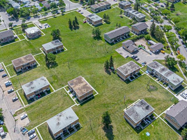 Elmwood Townhomes 3 Bedroom Apartment for Rent at 8401 169 St Nw, Edmonton, AB T5R 2W7 Elmwood