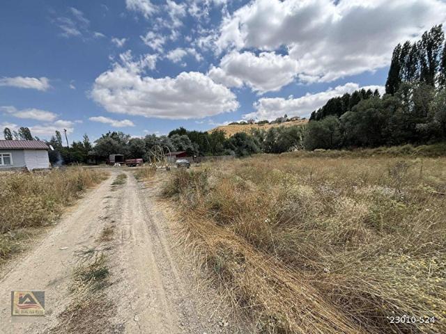 ELMADAĞ ÜÇEVLER DE 698 M2 ARSA