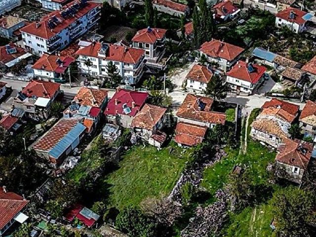Elmalı Akçay Meydanında 1050 m2 Arsa içerisnde 2 katlı Kargir Ev