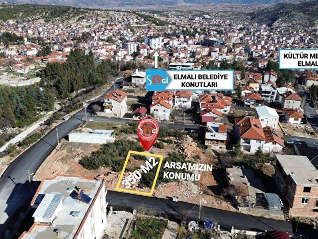 ELMALI MERKEZİNDE TOPDAĞI MANZARALI, HAVADAR VİLLA VE ÜÇ KATLI EV YAPILABİLEN 350 m SATILIK ARSA